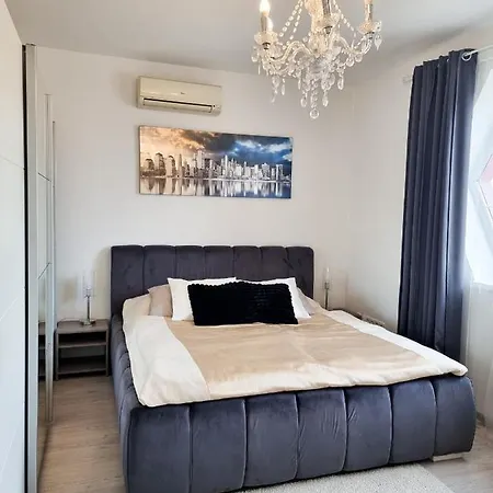 Spacious Near Hockey And Football Arena דירה